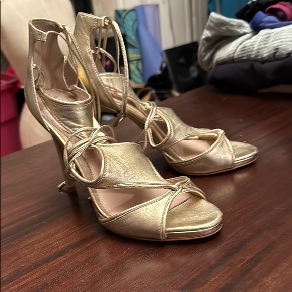 Vince Camuto gold laced women’s heels size 8.5 - Picture 1 of 9